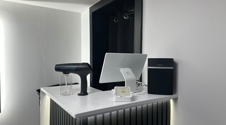 Moderne Empfangstheke bei TASCAIR® in Bensheim, Hessen, DE mit stilvoller Technologie.