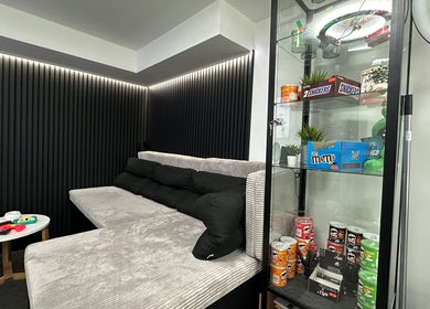 Gemütlicher Loungebereich mit Snacks im TASCAIR®, Bensheim, Hessen, DE.