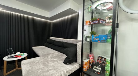 Gemütlicher Loungebereich mit Snacks im TASCAIR®, Bensheim, Hessen, DE.