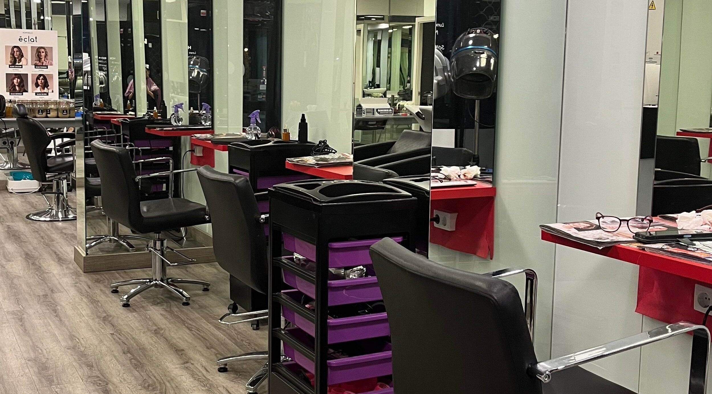 Interior moderno del salón Marta Novés en Madrid, Comunidad De Madrid, ES, con estaciones de peluquería.