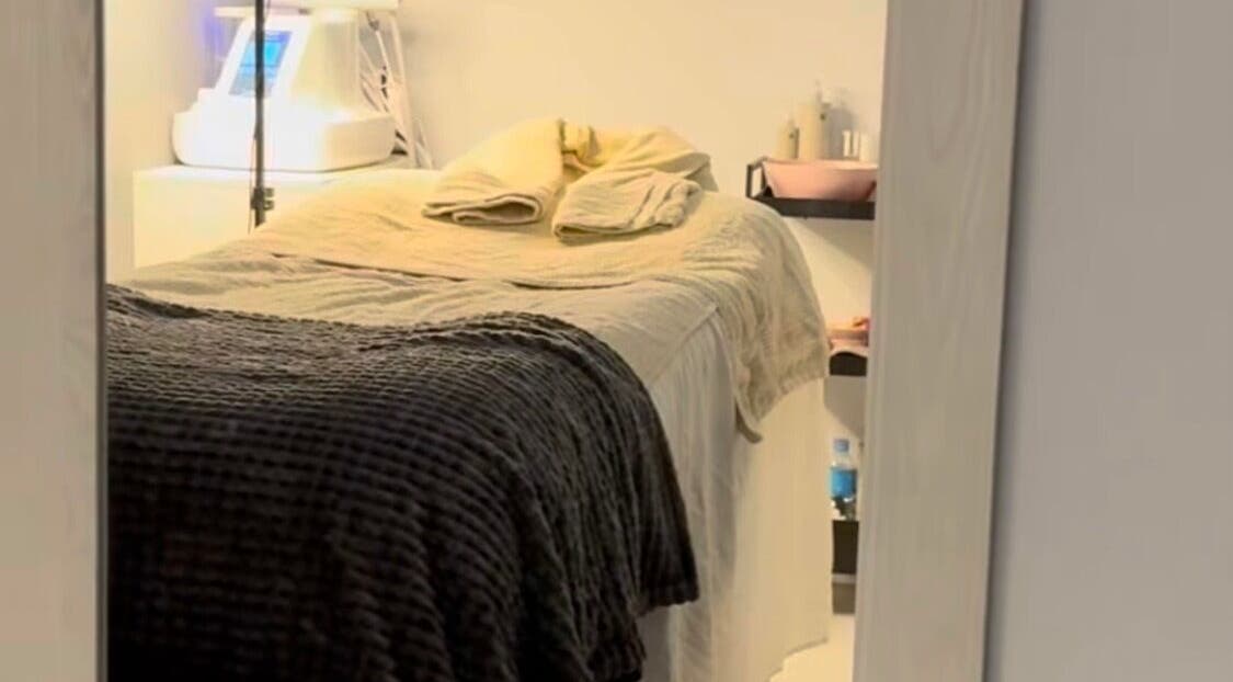 Relaxing massage room at Bella vida Embassy in Fuengirola, Andalucía, ES, featuring cozy treatment bed.