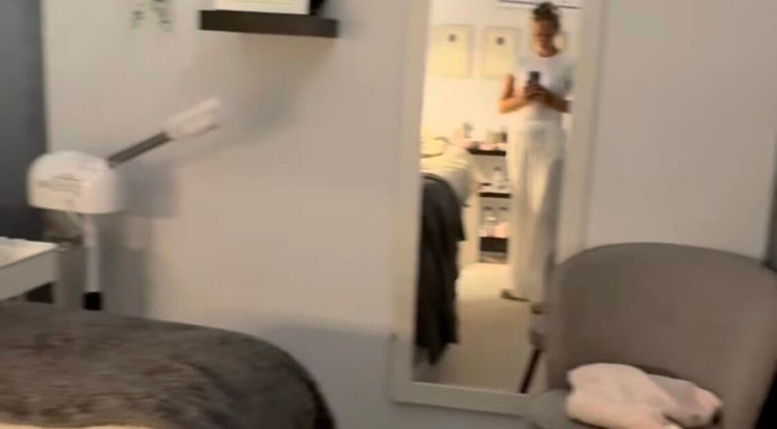 Cozy beauty treatment room at Bella Vida Embassy, Fuengirola, Andalucía, ES with calming decor and ambient lighting.