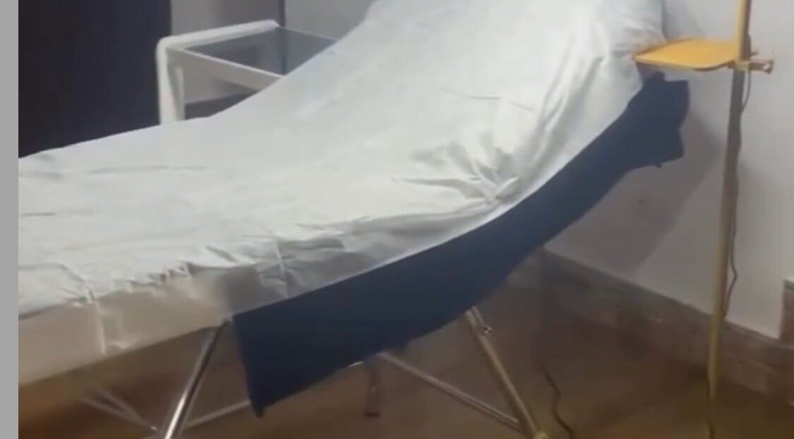 Treatment bed at Doll House Salon, Fuengirola, Andalucía, ES offering a relaxing wellness retreat.