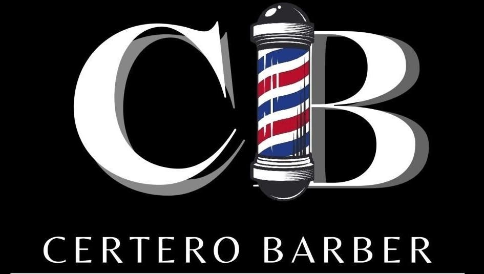 Logotipo de Certero Barber en Quilicura, Región Metropolitana, CL, con el icónico poste de barbería en rojo, blanco y azul.