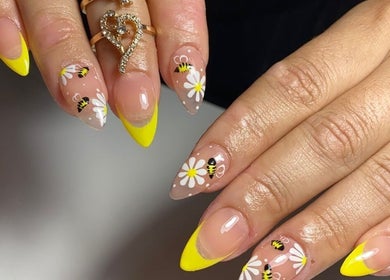 Uñas amarillas decoradas con flores y abejas en Burbuja, Ciudad Jardín El Libertador, Provincia De Buenos Aires, AR.