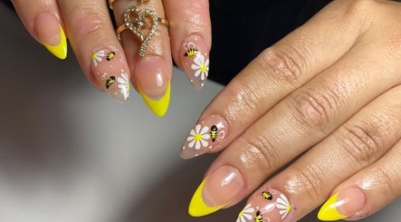 Uñas amarillas decoradas con flores y abejas en Burbuja, Ciudad Jardín El Libertador, Provincia De Buenos Aires, AR.