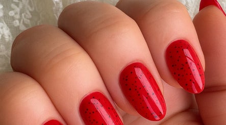 Красивый красный маникюр с черными вкраплениями в Katrin Madiar, Монреаль, Квебек, Канада.