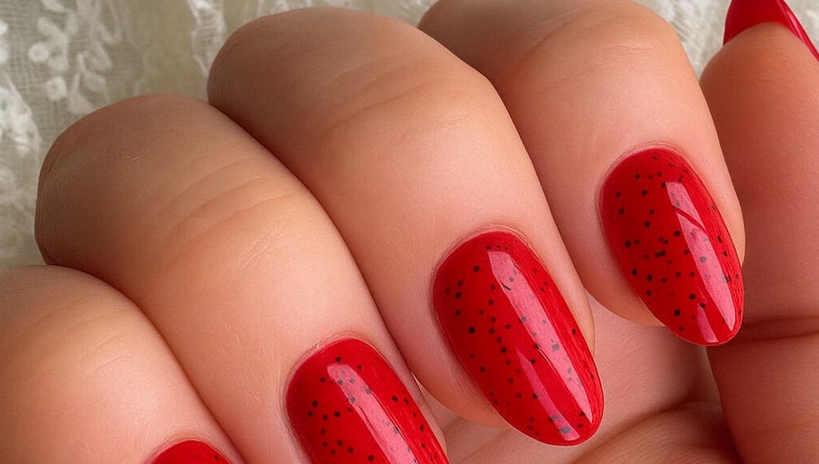 Яркий маникюр в стиле ягодного глянца от Katrin Madiar, Монреаль, Квебек, CA.