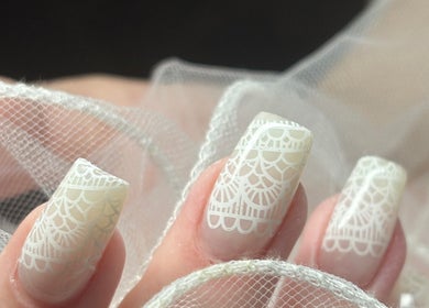 Кружевной рисунок на ногтях, студия Katrin Madiar в Монреале, Квебек, Канада.