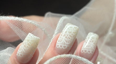 Кружевной рисунок на ногтях, студия Katrin Madiar в Монреале, Квебек, Канада.