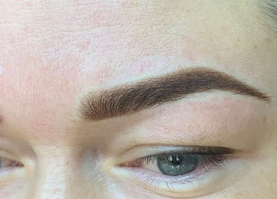 Ухоженные брови в Katrin Madiar, Монреаль, Квебек, CA.