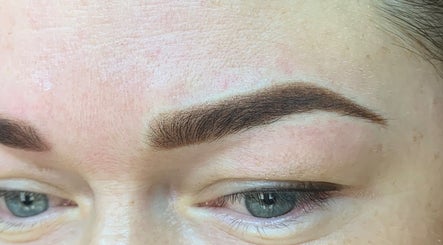 Ухоженные брови в Katrin Madiar, Монреаль, Квебек, CA.