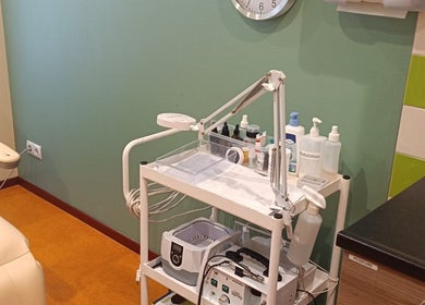 Verzorgingshoek Happypedicureyaneth, Schiedam. Professionele pedicurebenodigdheden op kar voor wellnessbehandelingen.