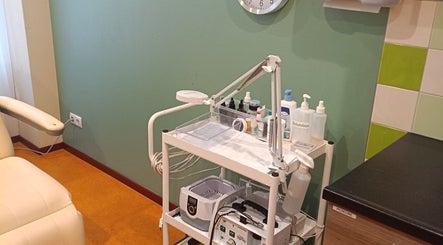 Verzorgingshoek Happypedicureyaneth, Schiedam. Professionele pedicurebenodigdheden op kar voor wellnessbehandelingen.