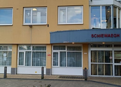 Buitenkant van Happypedicureyaneth bij Schiewegh in Schiedam, Zuid-holland, NL. Gezellige, uitnodigende entree.