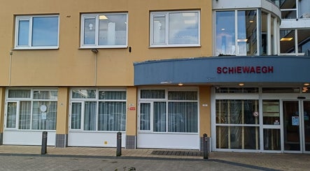 Buitenkant van Happypedicureyaneth bij Schiewegh in Schiedam, Zuid-holland, NL. Gezellige, uitnodigende entree.