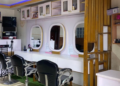 Modern styling chairs and mirrors at Kk’s Place Unisex Salon, Port Harcourt, Rivers, NG.