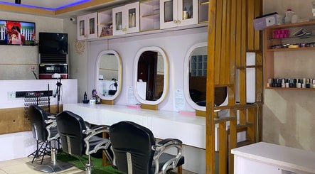 Modern styling chairs and mirrors at Kk’s Place Unisex Salon, Port Harcourt, Rivers, NG.