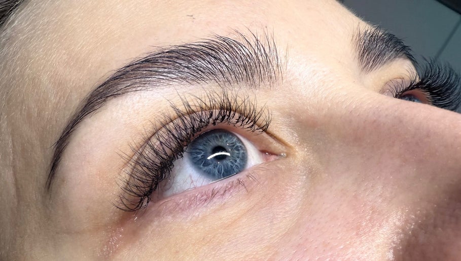 Bliskie ujęcie stylizacji rzęs w aliste_lashesandbrows, Wrocław, Województwo Dolnośląskie, PL.