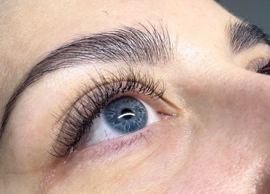 Bliskie ujęcie stylizacji rzęs w aliste_lashesandbrows, Wrocław, Województwo Dolnośląskie, PL.