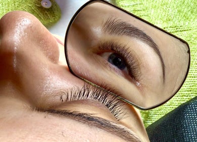 Zabieg rzęs w aliste_lashesandbrows, Wrocław, Województwo Dolnośląskie, PL ukazany w lustrze.