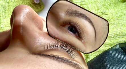 Zabieg rzęs w aliste_lashesandbrows, Wrocław, Województwo Dolnośląskie, PL ukazany w lustrze.
