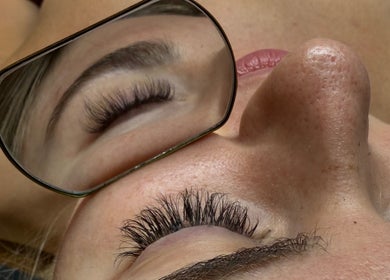 Zabieg rzęs aliste_lashesandbrows w Wrocław, Województwo Dolnośląskie, PL. Odbicie w lusterku.