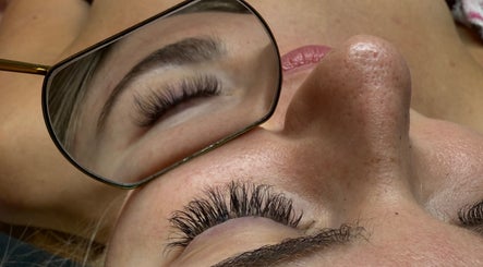 Zabieg rzęs aliste_lashesandbrows w Wrocław, Województwo Dolnośląskie, PL. Odbicie w lusterku.