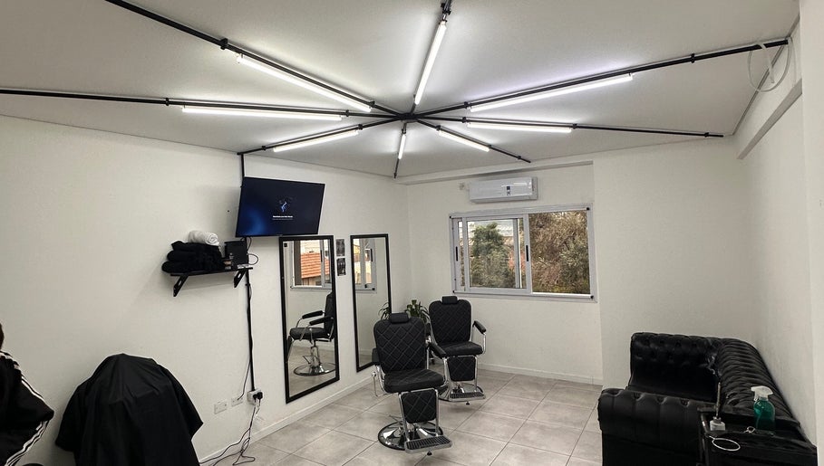 Sala moderna en Berlín Estudio con sillas y espejos en Lanús, Provincia De Buenos Aires, AR.