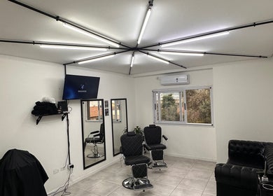 Sala moderna en Berlín Estudio con sillas y espejos en Lanús, Provincia De Buenos Aires, AR.