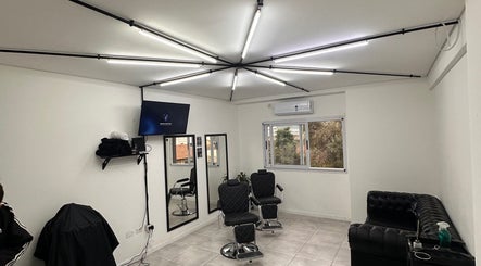 Sala moderna en Berlín Estudio con sillas y espejos en Lanús, Provincia De Buenos Aires, AR.