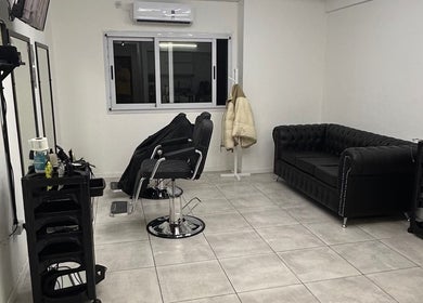 Interior moderno en Berlín Estudio ubicado en Lanús, Provincia De Buenos Aires, AR con sillas y sofá de lujo.