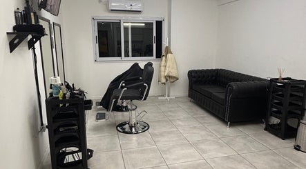 Interior moderno en Berlín Estudio ubicado en Lanús, Provincia De Buenos Aires, AR con sillas y sofá de lujo.