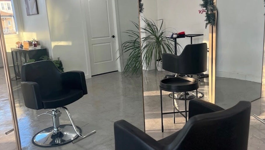 Modern salon chair and mirror at hairwith.maddz, Nephi, Utah, US, highlighting a stylish interior.