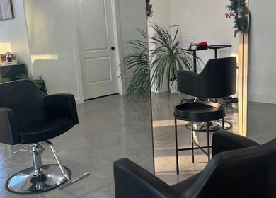 Modern salon chair and mirror at hairwith.maddz, Nephi, Utah, US, highlighting a stylish interior.