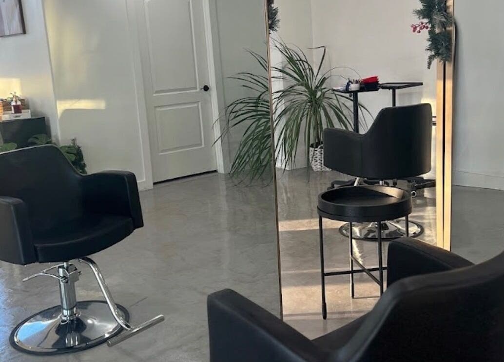 Modern salon chair and mirror at hairwith.maddz, Nephi, Utah, US, highlighting a stylish interior.