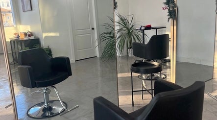 Modern salon chair and mirror at hairwith.maddz, Nephi, Utah, US, highlighting a stylish interior.