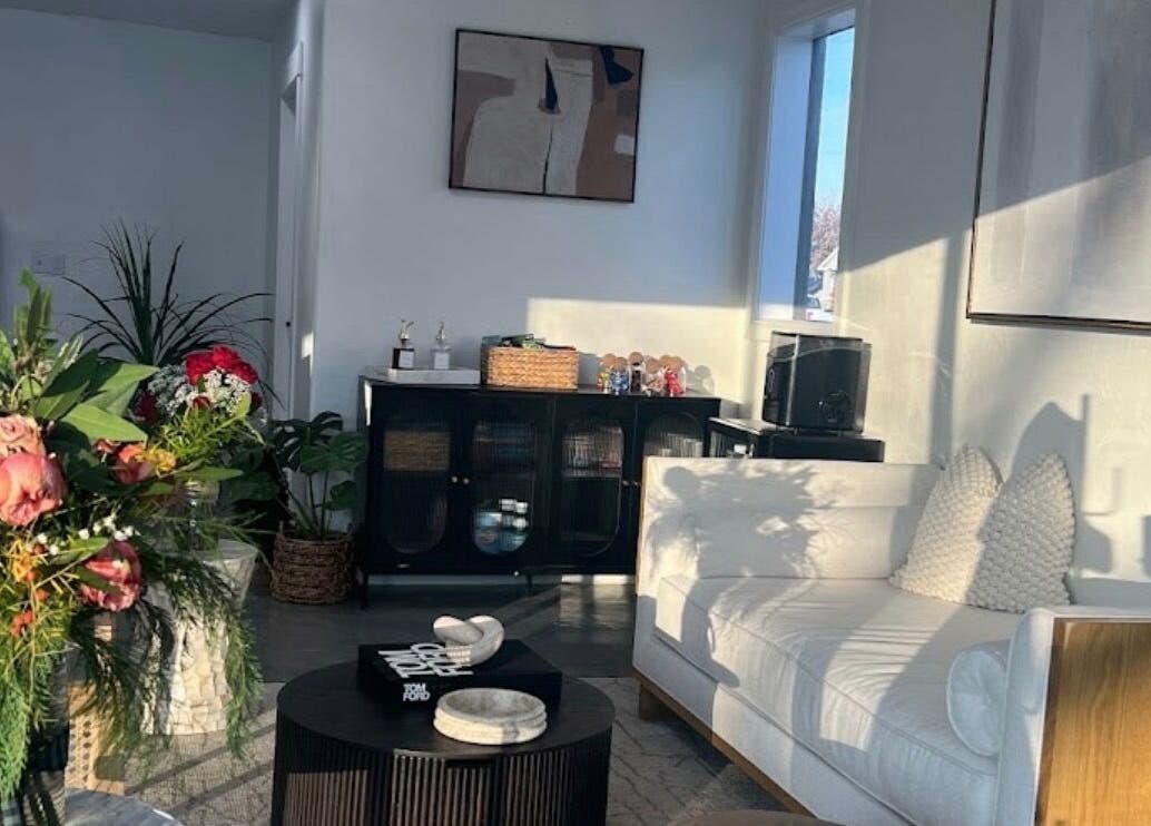 Relaxing salon lounge at hairwith.maddz, Nephi, Utah, US with elegant decor and vibrant floral arrangement.