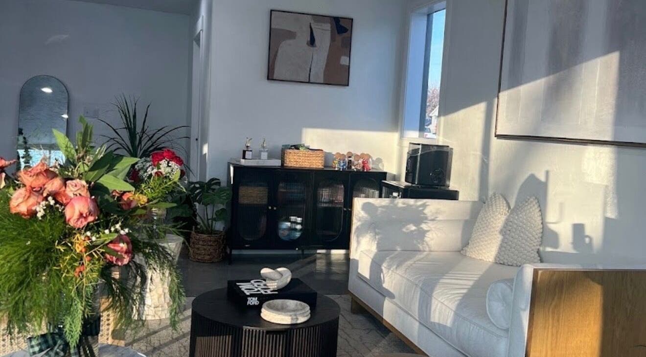 Relaxing salon lounge at hairwith.maddz, Nephi, Utah, US with elegant decor and vibrant floral arrangement.