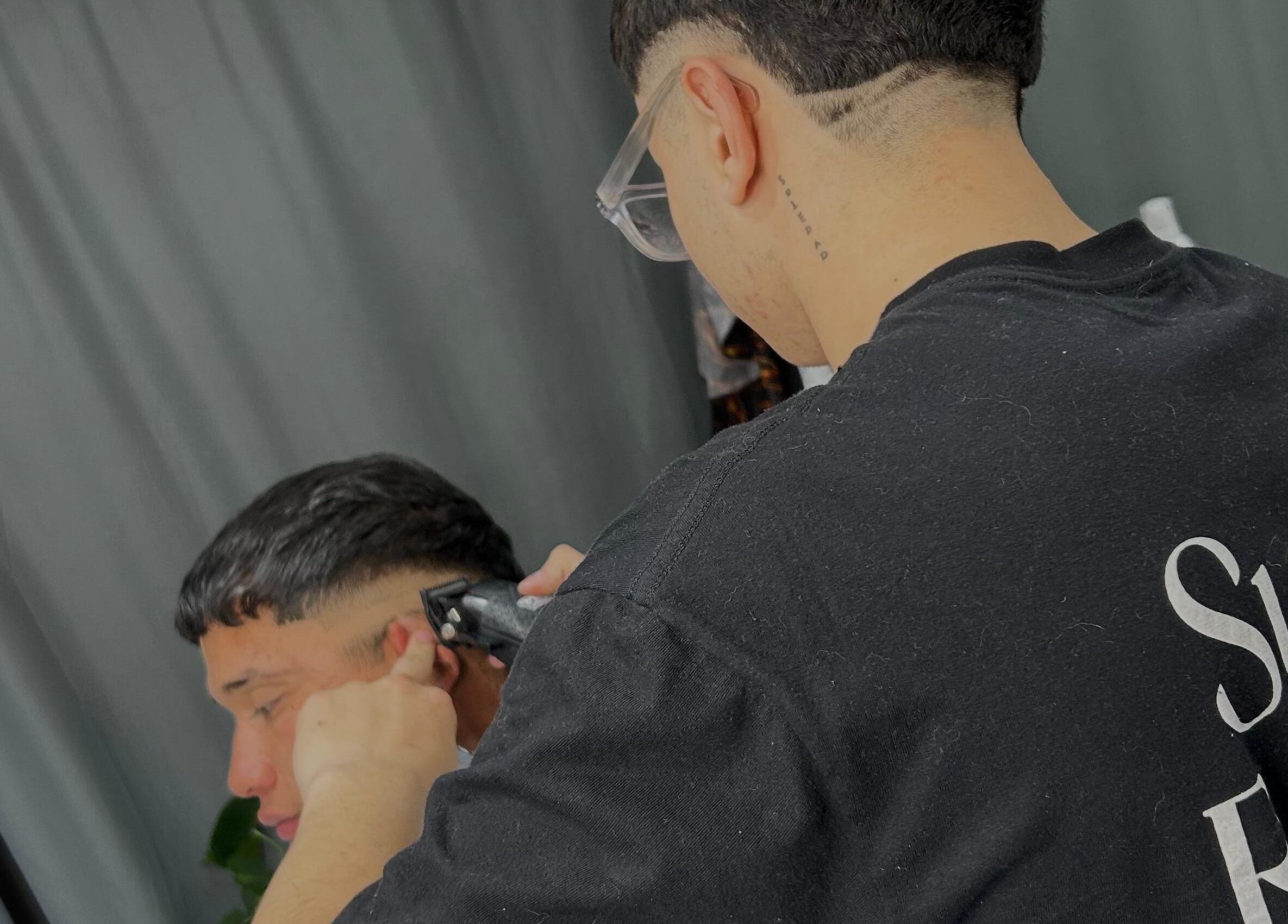 Estilista realiza corte moderno en Franciscooneto.bs, Cañada De Gomez, Santa Fe, AR.