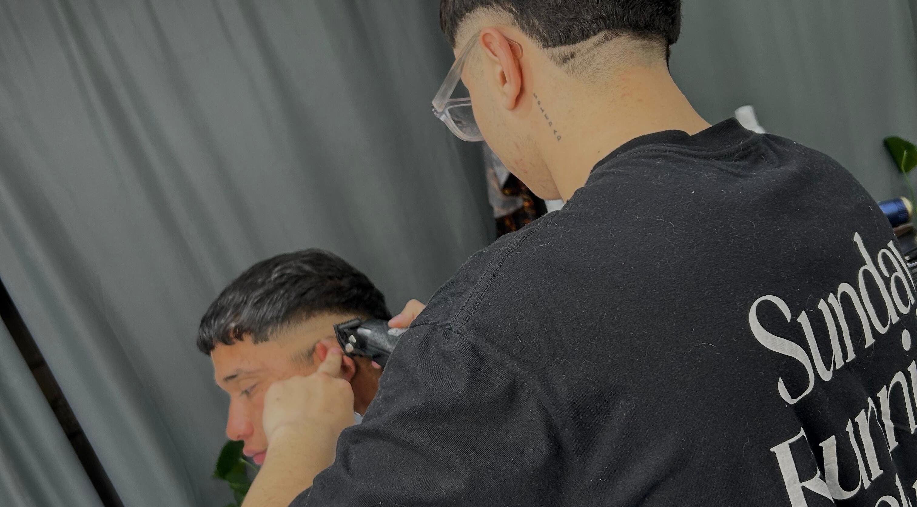 Estilista realiza corte moderno en Franciscooneto.bs, Cañada De Gomez, Santa Fe, AR.