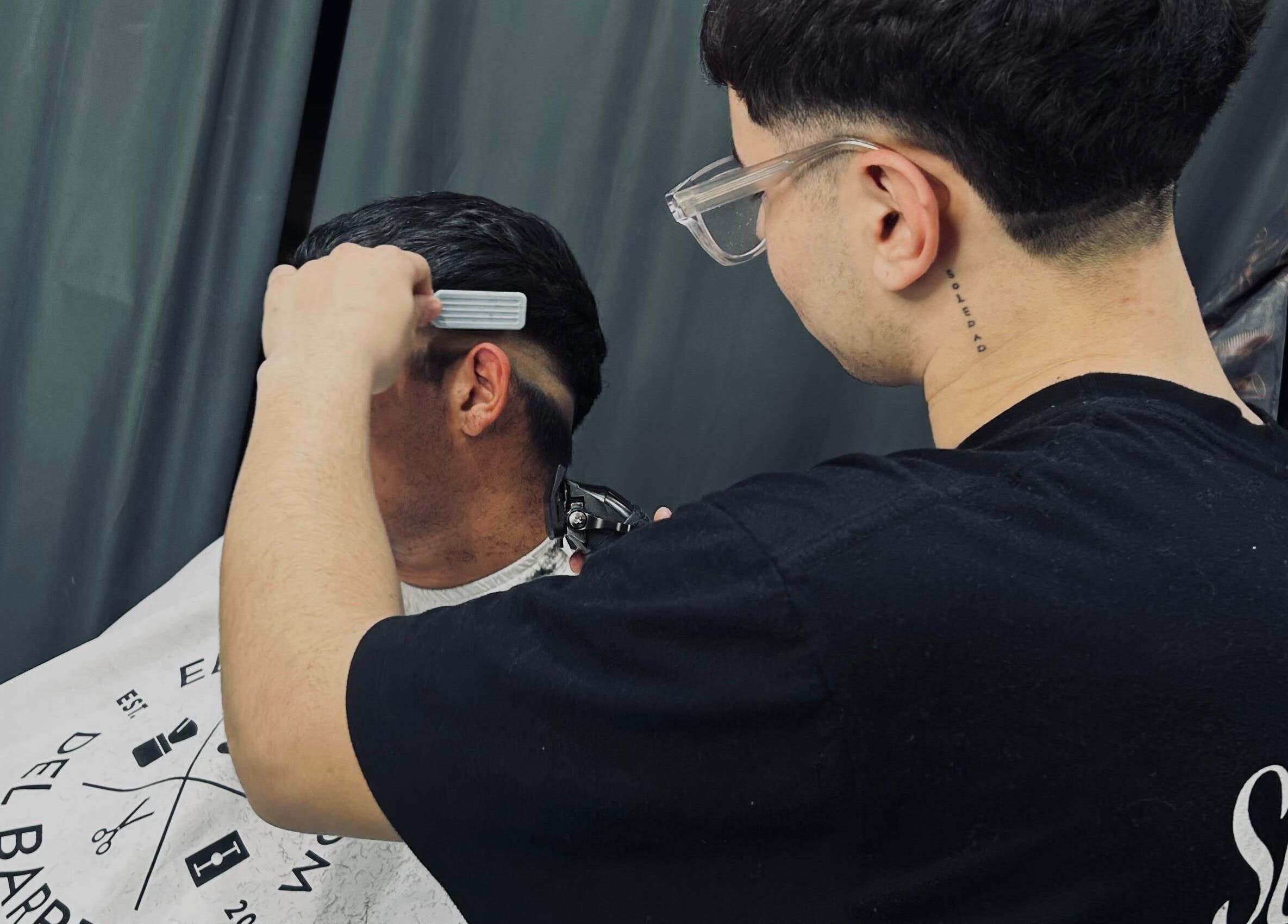 Barbero realizando corte preciso en Franciscooneto.bs, Cañada De Gomez, Santa Fe, AR.