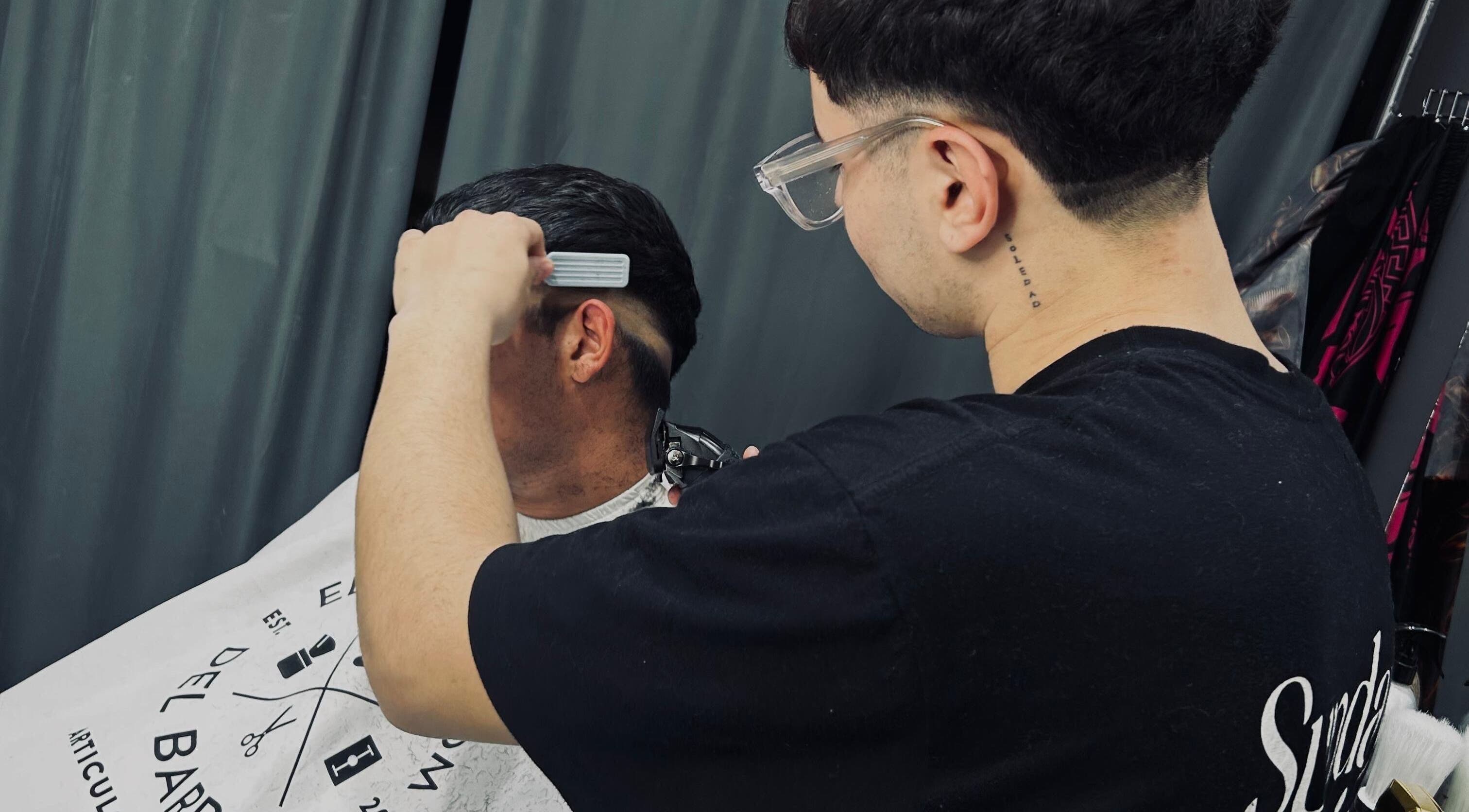 Barbero realizando corte preciso en Franciscooneto.bs, Cañada De Gomez, Santa Fe, AR.