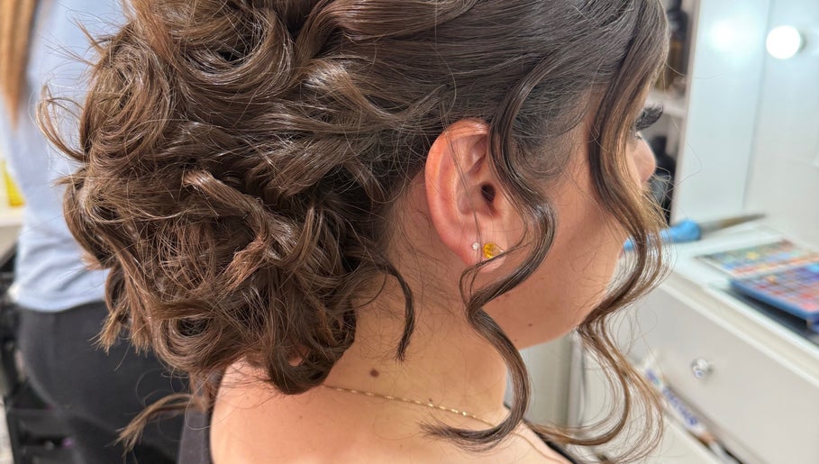 Elegant updo hairstyle at Salón de Marycarmen, Aguascalientes, Aguascalientes, MX, showcasing intricate curls.