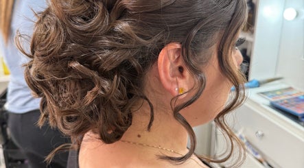 Elegant updo hairstyle at Salón de Marycarmen, Aguascalientes, Aguascalientes, MX, showcasing intricate curls.