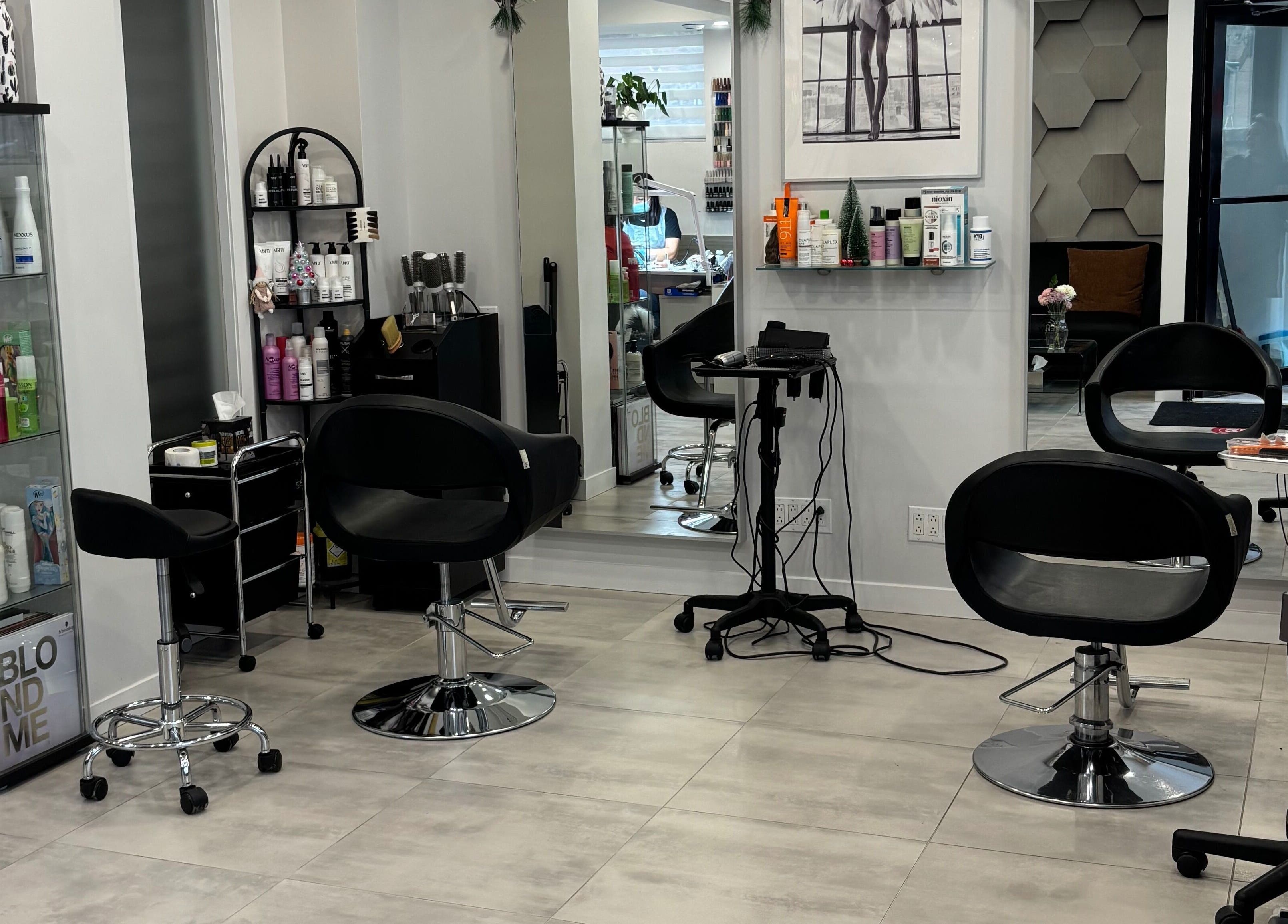 Интерьер Mstudio в Монреале, Квебек с креслами и косметикой на полках.