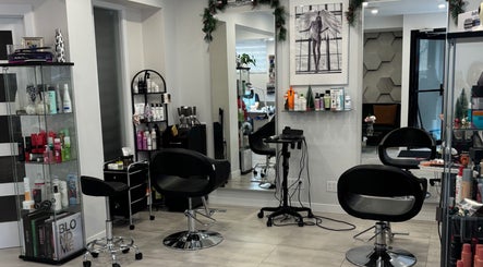 Интерьер Mstudio в Монреале, Квебек, Канада с креслами и полками с косметикой.