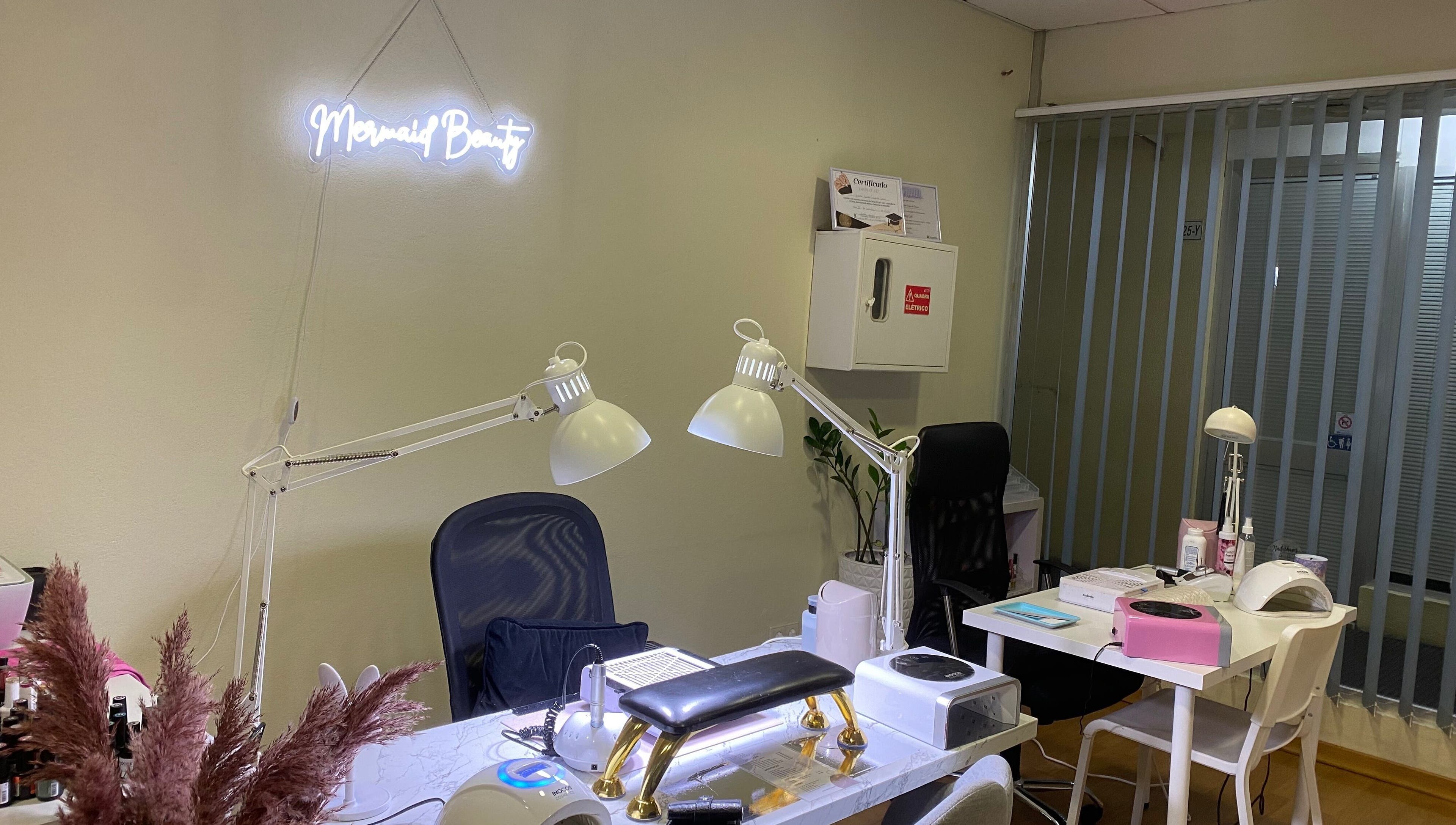 Estúdio de beleza iluminado em Mermaid Beauty, Bragança, Bragança, PT, com modernos equipamentos.