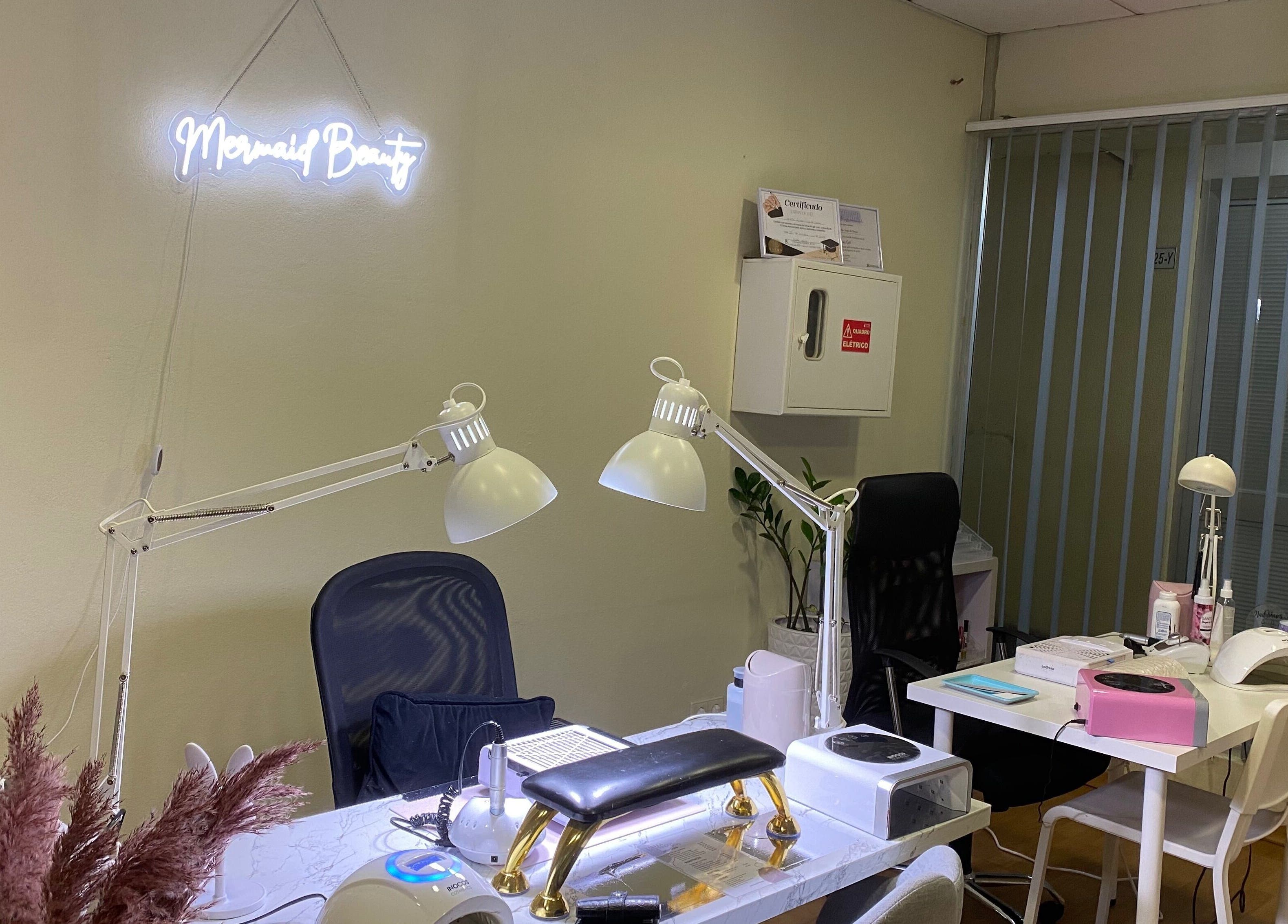 Estúdio de beleza iluminado em Mermaid Beauty, Bragança, Bragança, PT, com modernos equipamentos.