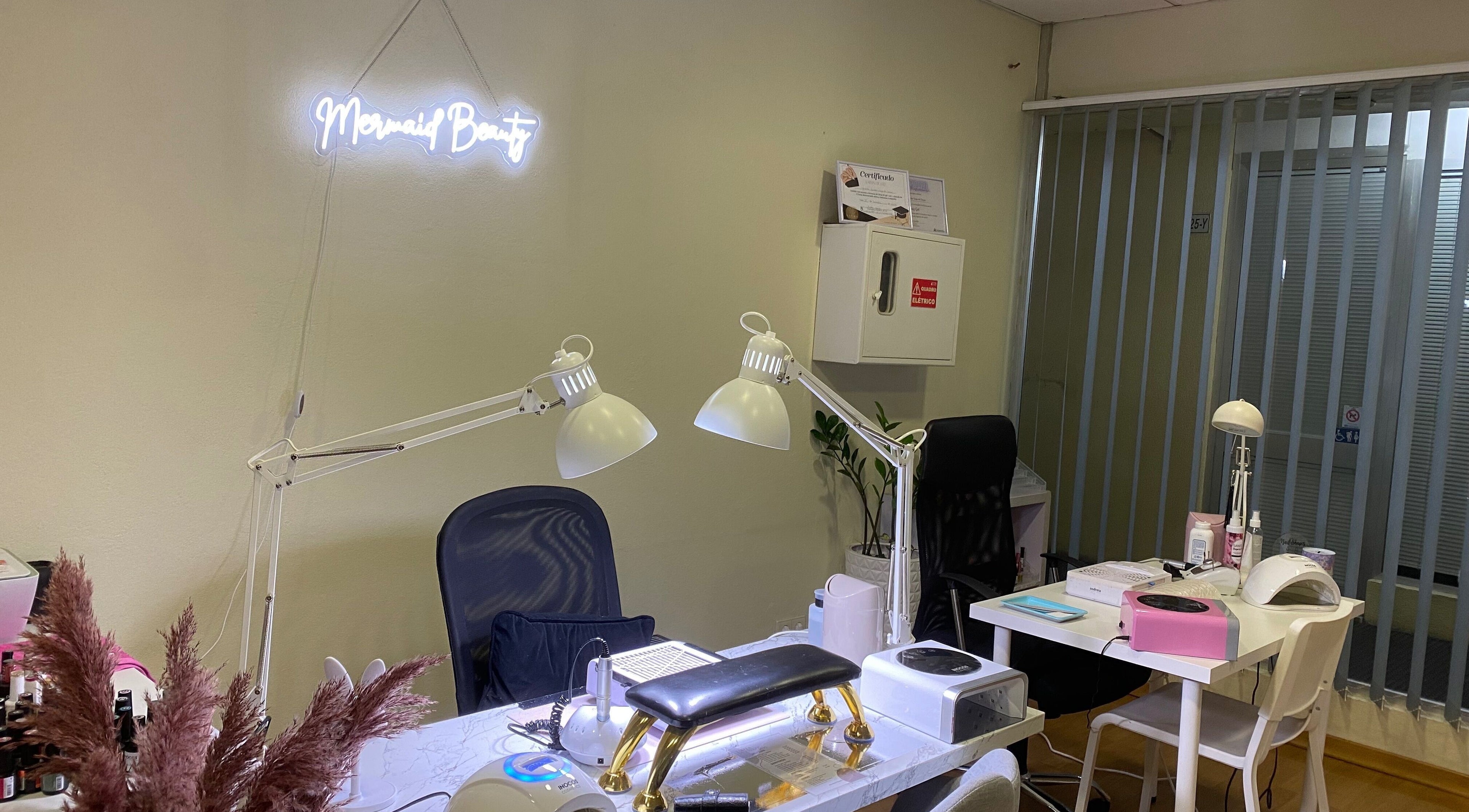 Estúdio de beleza iluminado em Mermaid Beauty, Bragança, Bragança, PT, com modernos equipamentos.